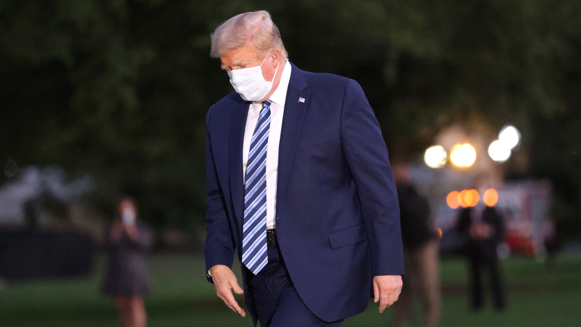 U.S. President Donald Trump returns to the White House from Walter Reed National Military Medical Center on October 05, 2020 in Washington, DC. (Photo by Win McNamee/Getty Images)