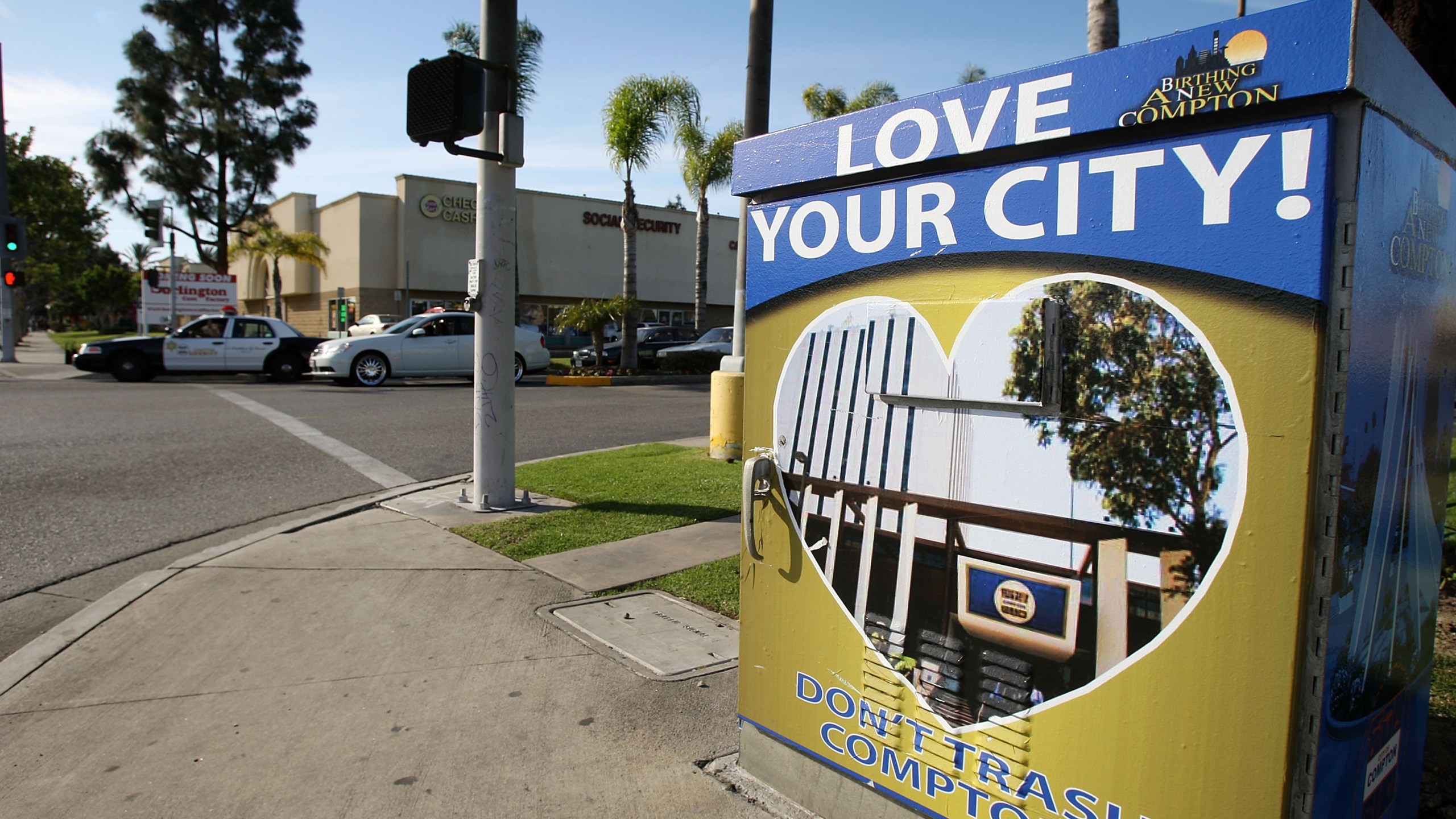 Los Angeles County Sheriff's deputies pass an electrical box painted to encourage community pride, March 3, 2009 in Compton, California. (David McNew/Getty Images)