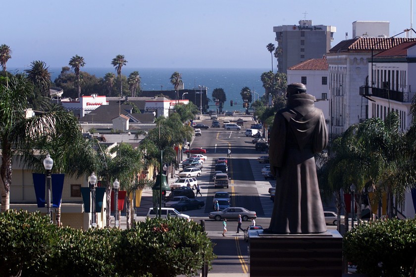 The Junipero Serra statue at Ventura City Hall, which activists denounced as being racist, is shown in an undated photo. (Al Seib/Los Angeles Times)