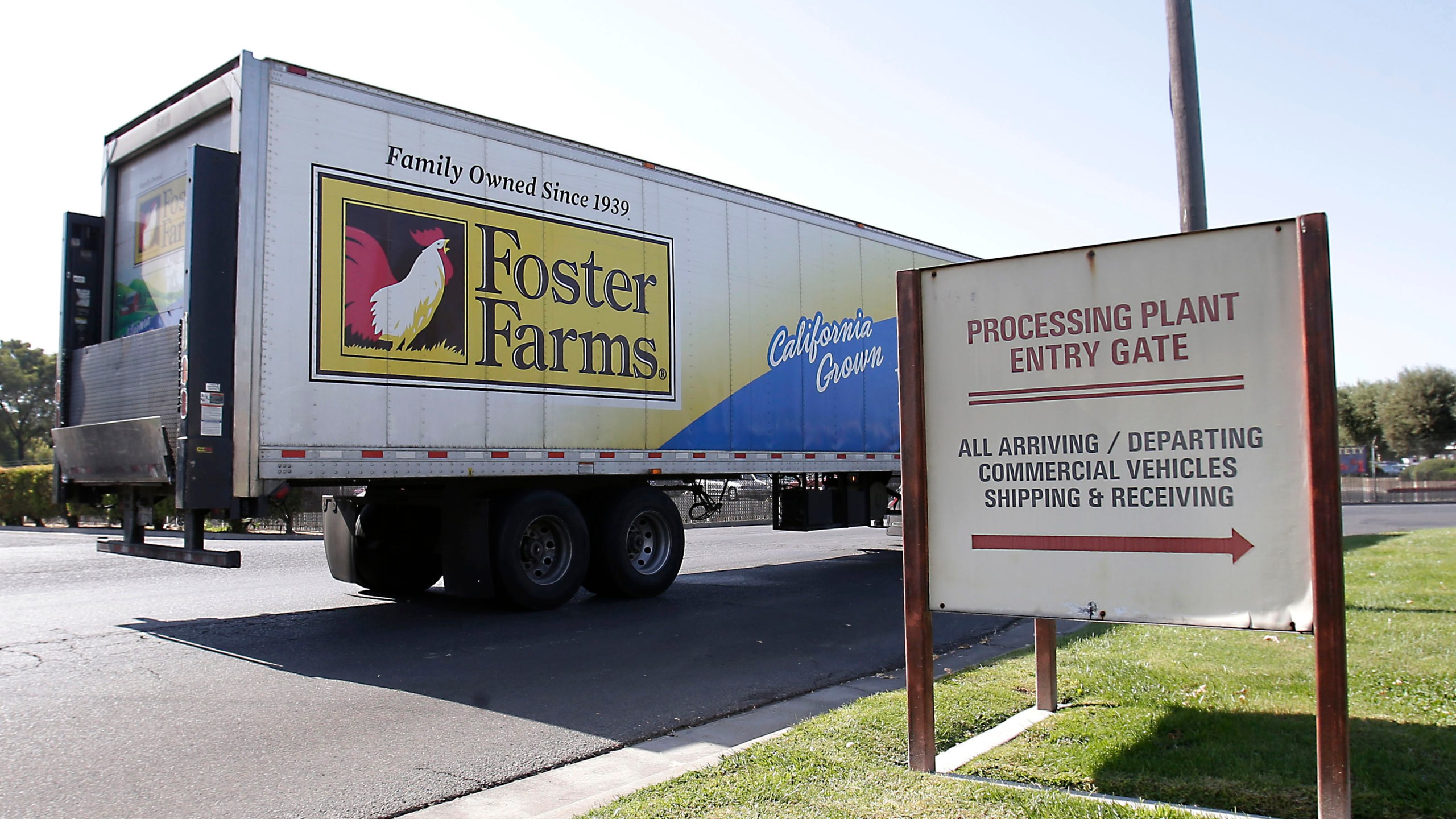 In this Oct. 10, 2013, file photo, a truck enters the Foster Farms processing plant, in Livingston, Calif. (AP Photo/Rich Pedroncelli, File)