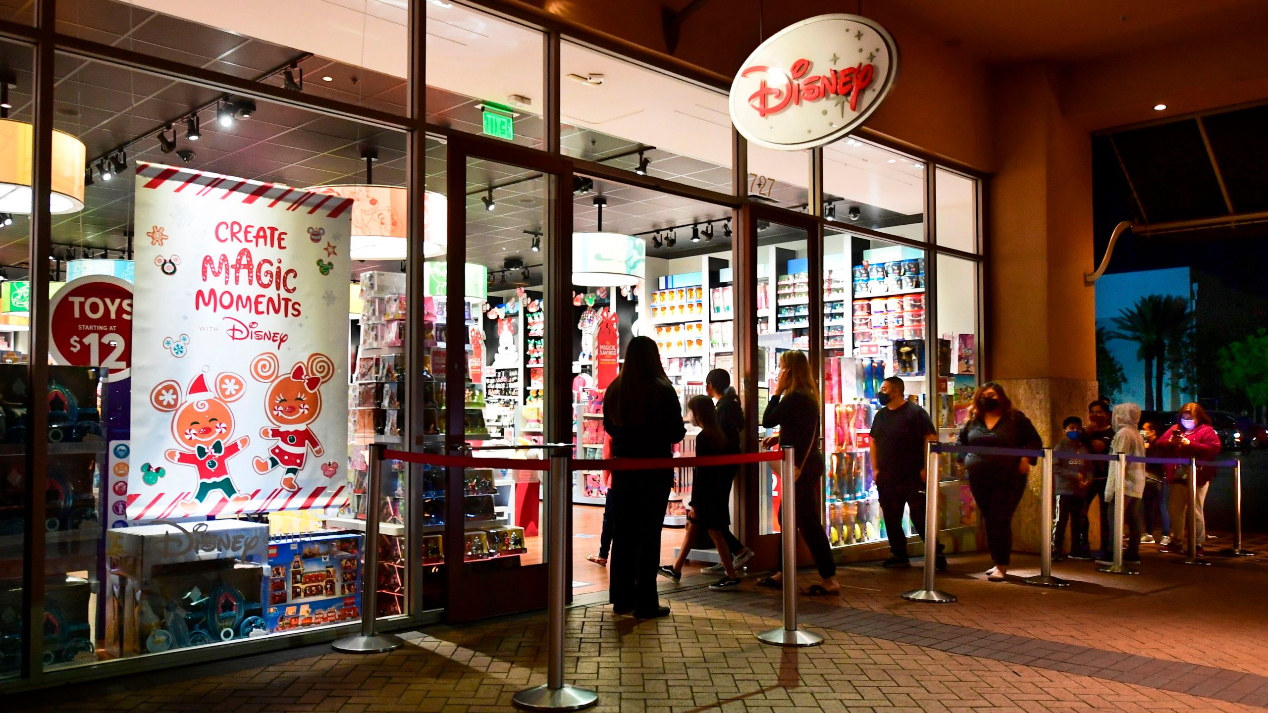 People wait in line to enter a Disney Store at the Citadel Outlets in Los Angeles on Nov. 30, 2020. (Frederic J. BROWN / AFP)