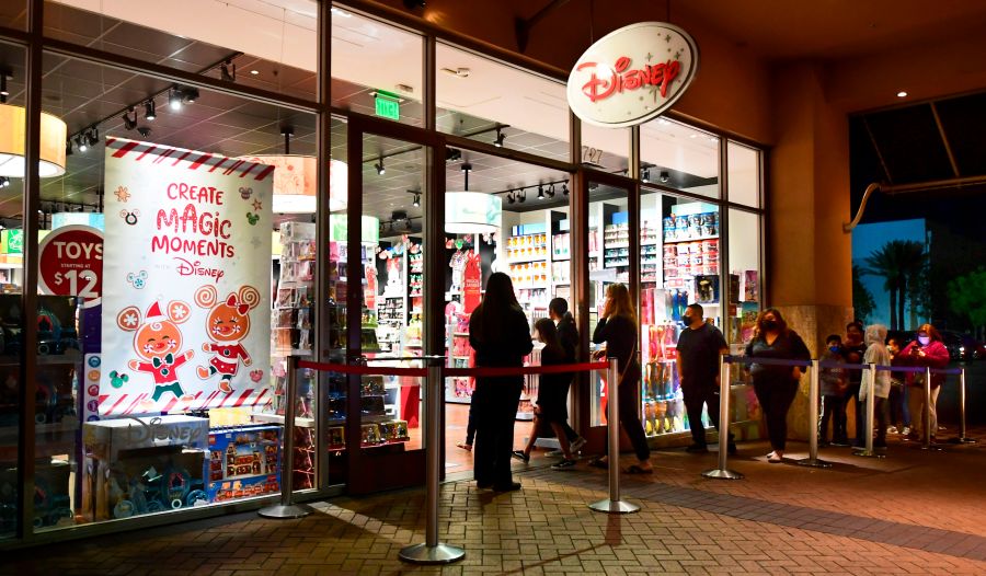 People wait in line to enter a Disney Store at the Citadel Outlets in Los Angeles on Nov. 30, 2020. (Frederic J. BROWN / AFP)