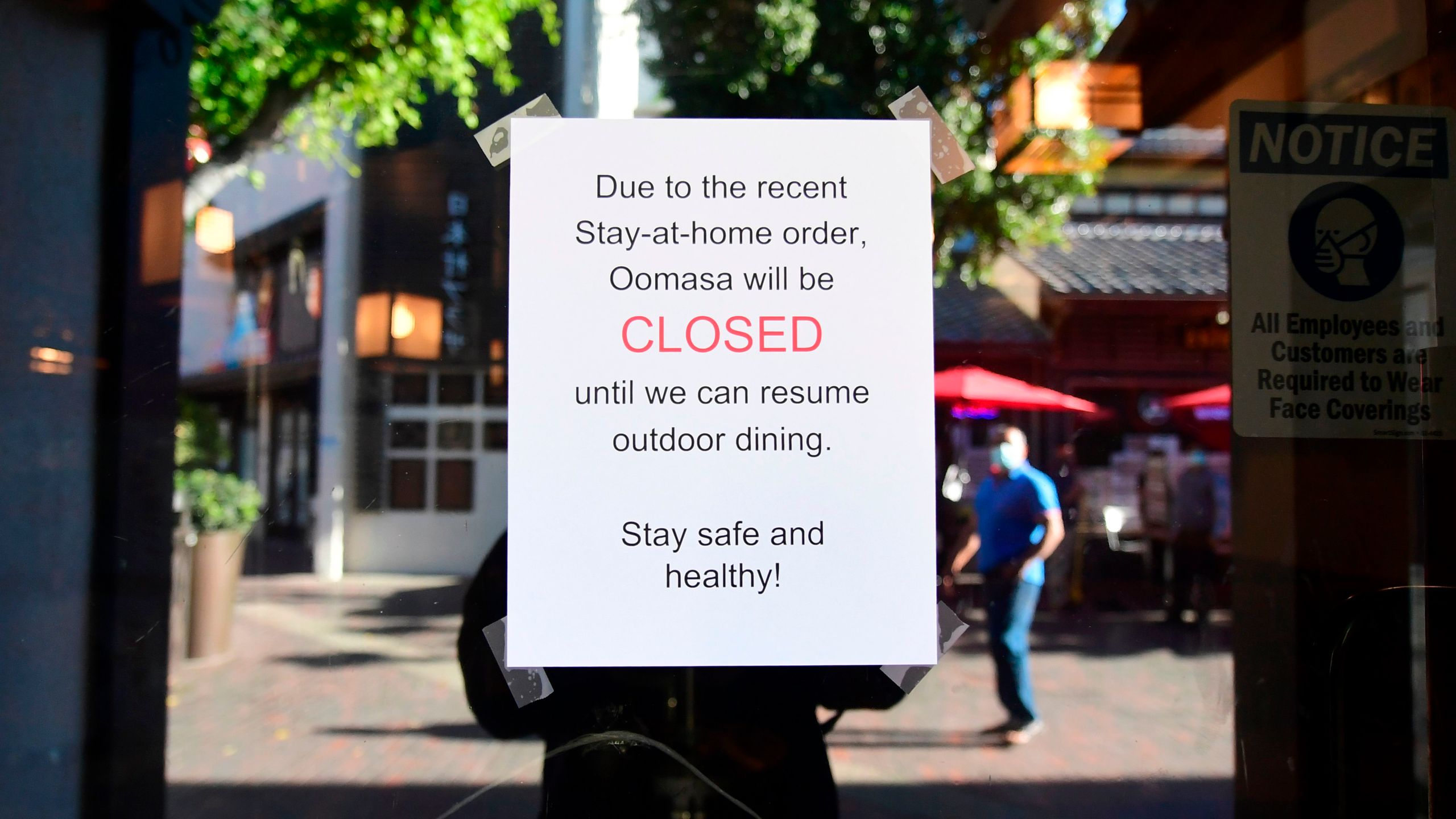 A restaurant announces its closure due to a more restrictive stay-at-home order in Los Angeles on Dec. 1, 2020. (FREDERIC J. BROWN/AFP via Getty Images)