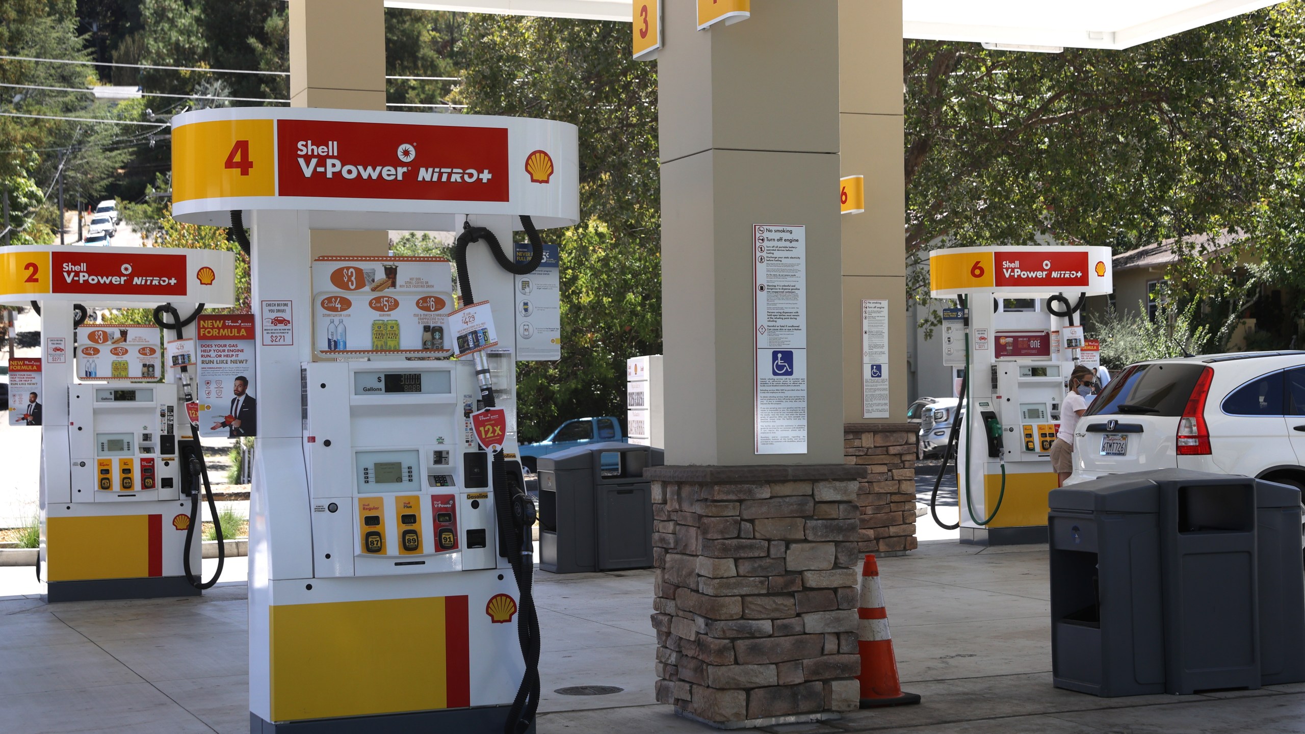 A customer pumps gas at a Shell gas station on July 30, 2020 in San Rafael, California. (Justin Sullivan/Getty Images)