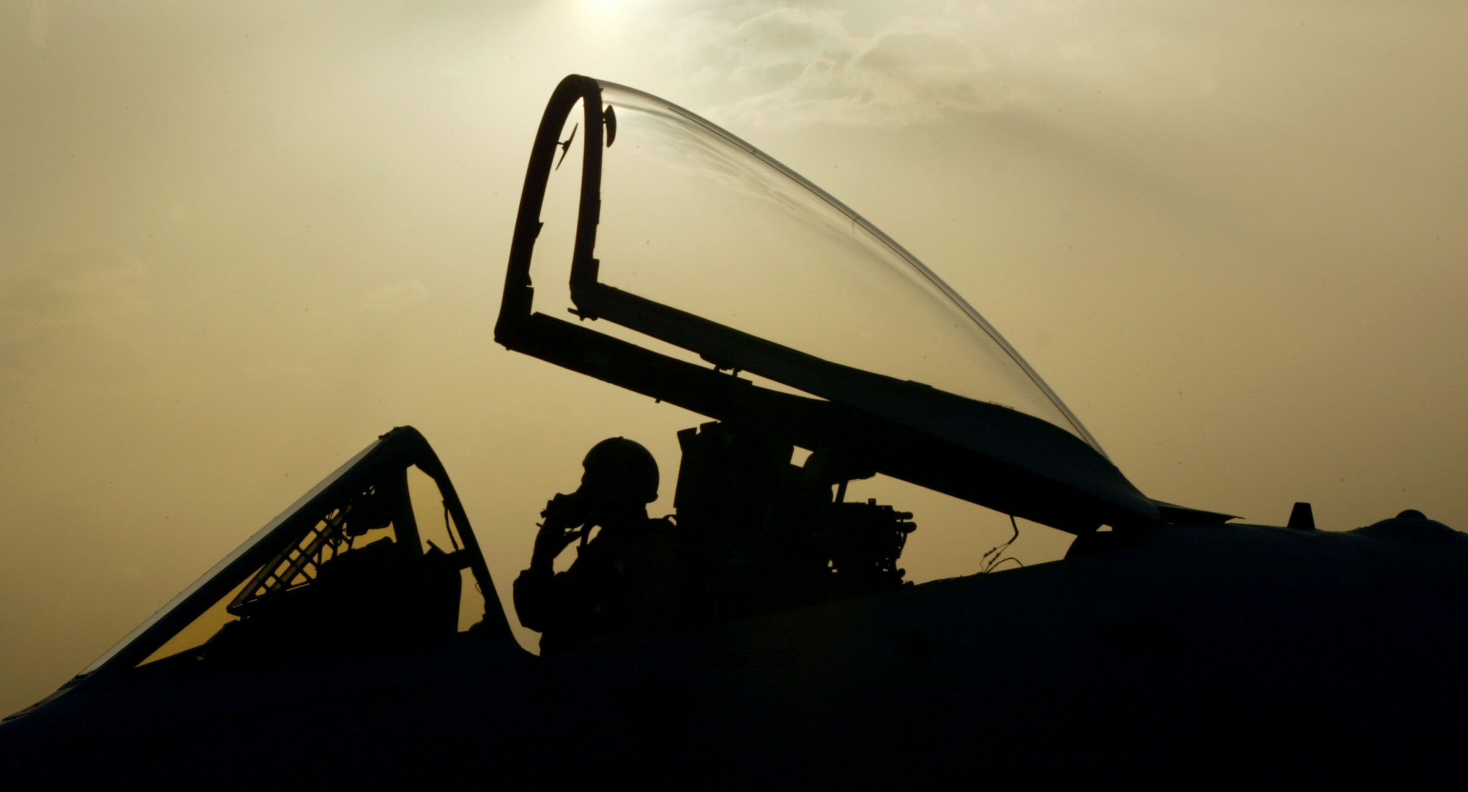 An A-10 Warthog pilot taxis on the flight line before takeoff at an airbase in the Arabian Gulf, near the Iraq border, on March 16, 2003. (Paula Bronstein / Getty Images)