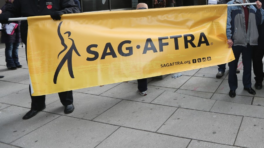 SAG-AFTRA members hold up a banner on Jan.12, 2016, in New York City. ( Rob Kim/Getty Images)