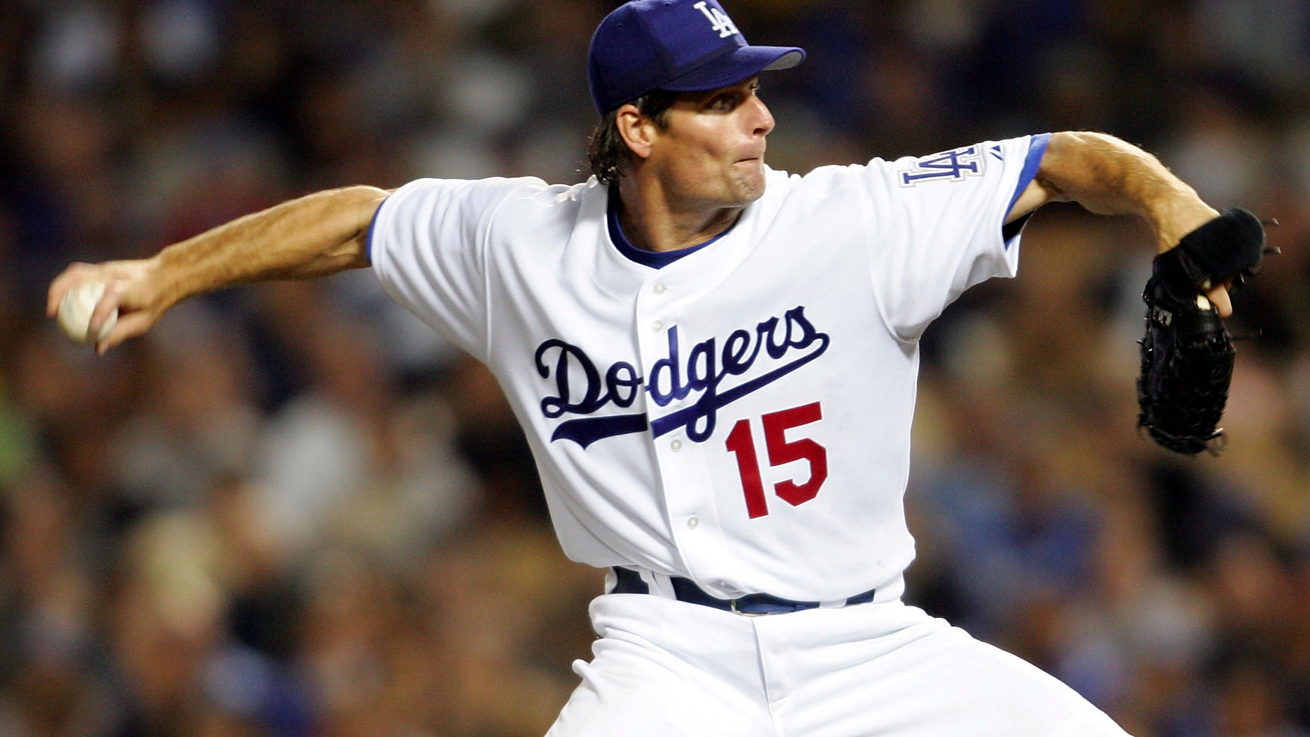 Scott Erickson #15 the Los Angeles Dodgers pitches against the Arizona Diamondbacks on April 26, 2005 at Dodger Stadium in Los Angeles, California. (Nick Laham/Getty Images)