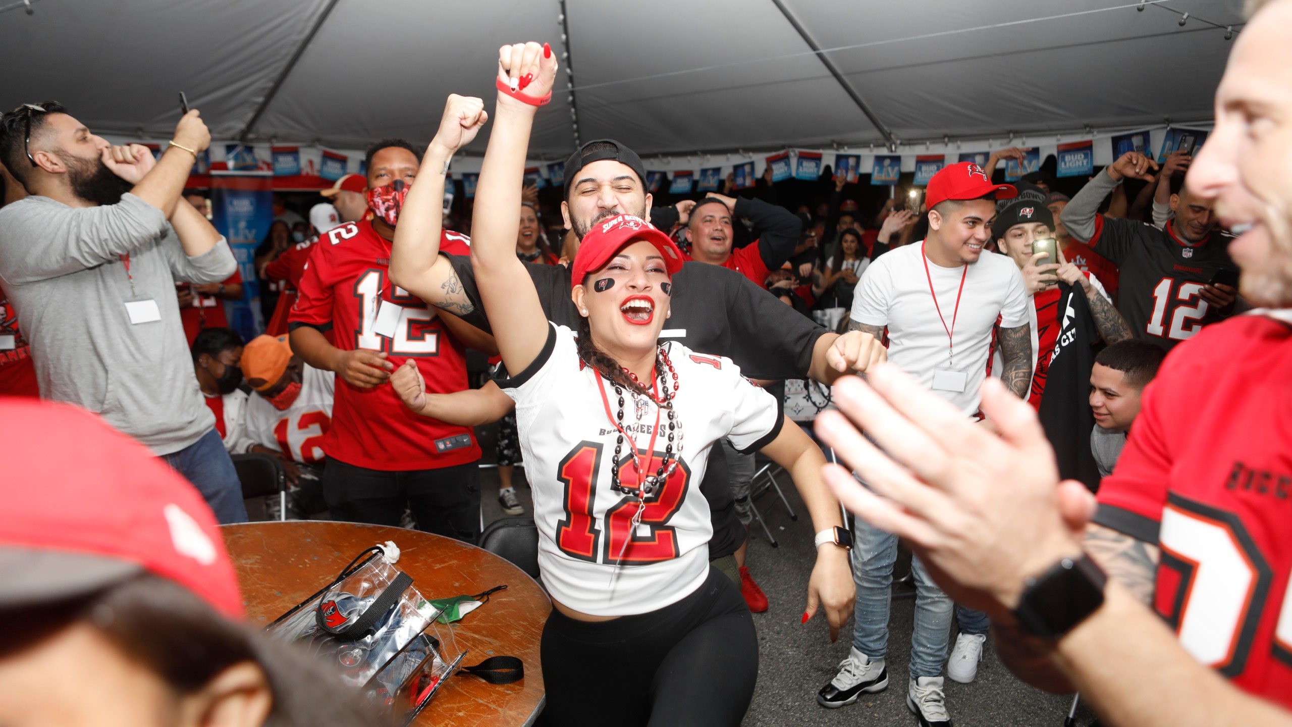 Tampa Bay Buccaneers and Kansas City Chiefs fans watch Super Bowl LV under the Wing House bar and grill watch party tent located near Raymond James Stadium on Feb. 7, 2021 in Tampa, Florida. (Octavio Jones/Getty Images)