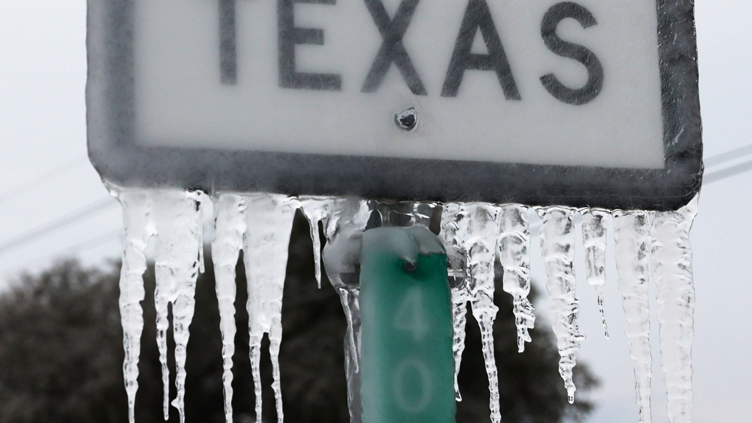 Icicles hang off a State Highway 195 sign in Killeen, Texas. (Joe Raedle/Getty Images)