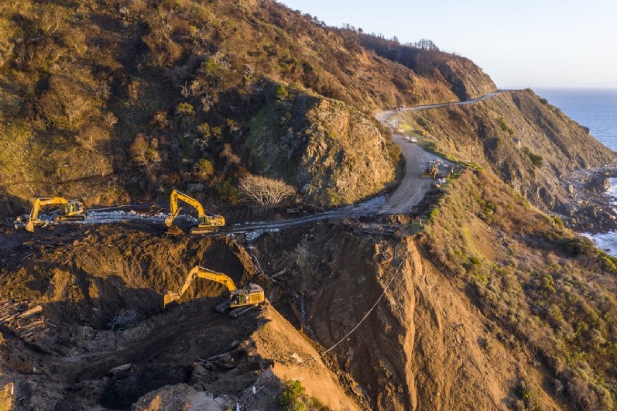 Crews dig debris from a washed-out section of Highway 1 at Rat Creek, south of Big Sur, on Feb. 10. (Robert Gauthier / Los Angeles Times)