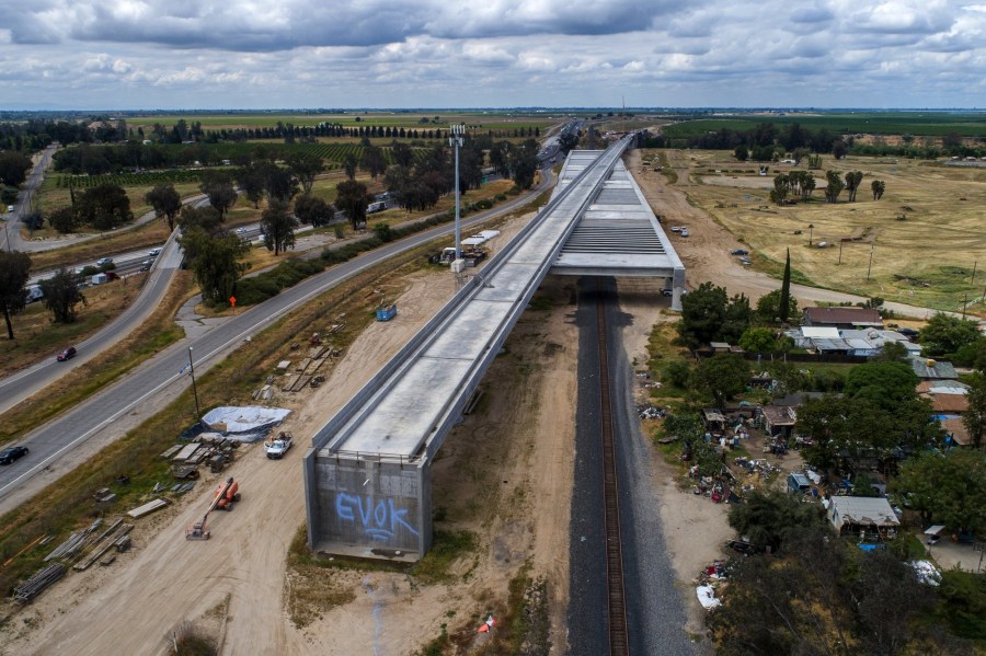 Crews are building this viaduct near Hanford on a troubled 65-mile segment of California’s planned high-speed rail line, one of numerous changes by a state contractor that has increased the project’s costs.(Robert Gauthier / Los Angeles Times)