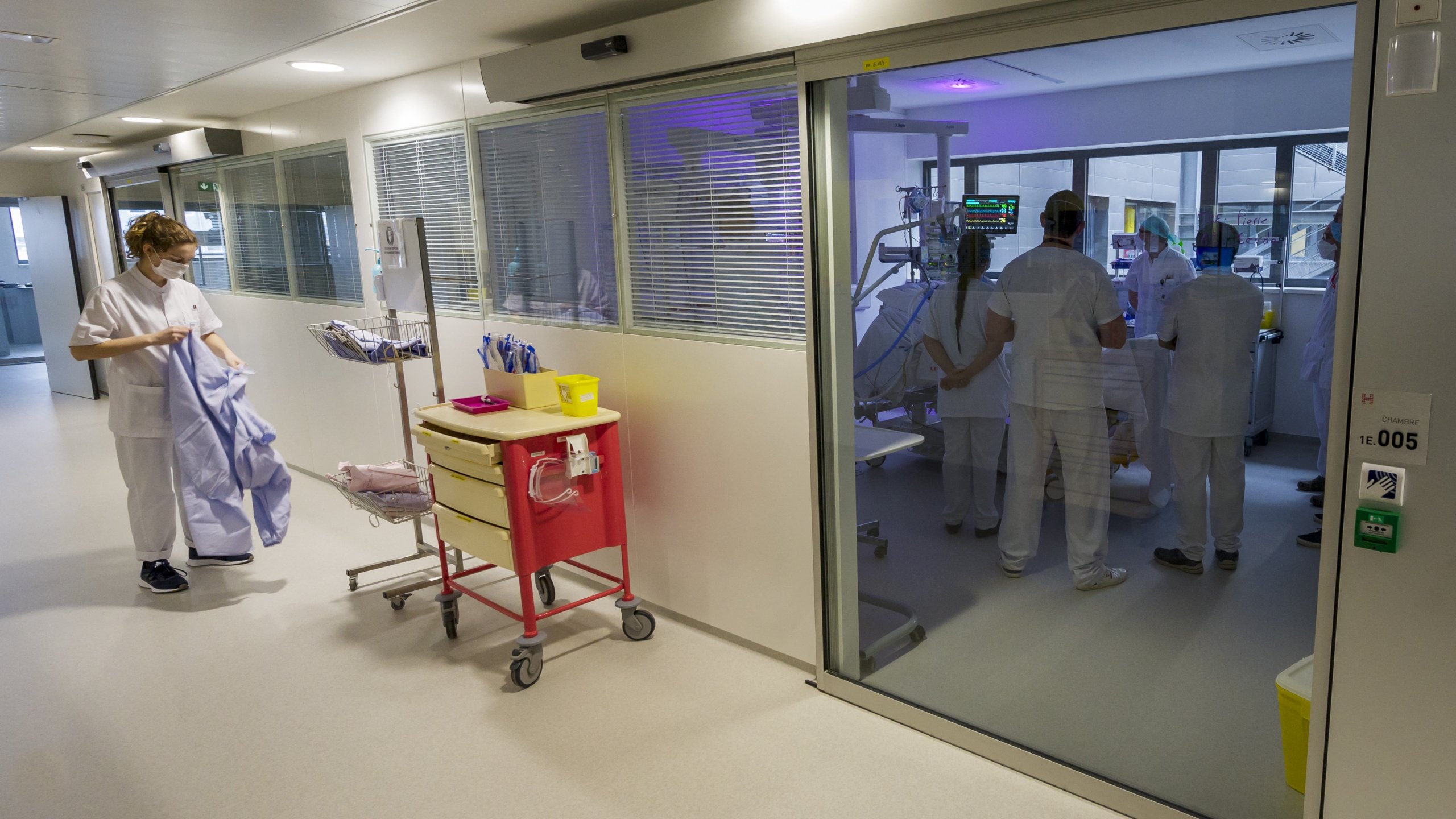 A picture taken on March 19, 2021, in Epinal, northeastern France shows nurses holding a meeting at the resuscitation unit of the new Emile-Durkheim hospital. (Photo by JEAN-CHRISTOPHE VERHAEGEN / AFP) (Photo by JEAN-CHRISTOPHE VERHAEGEN/AFP via Getty Images)