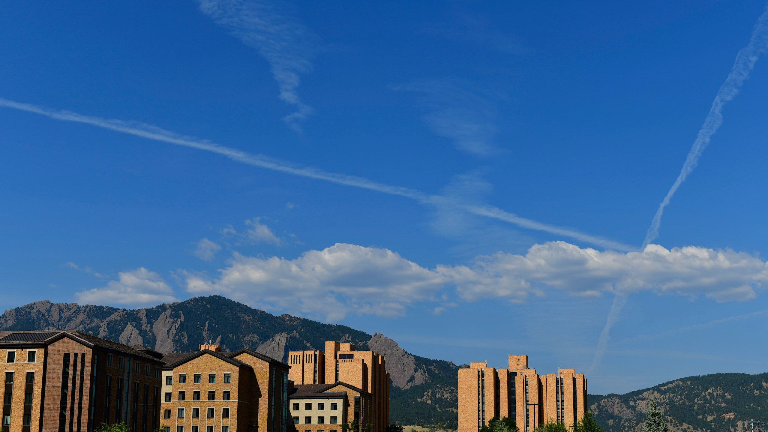 Cloud striations form above Williams Village East dormitory at University of Colorado Boulder while incoming freshmen move in on August 18, 2020 in Boulder, Colorado. (Mark Makela/Getty Images)