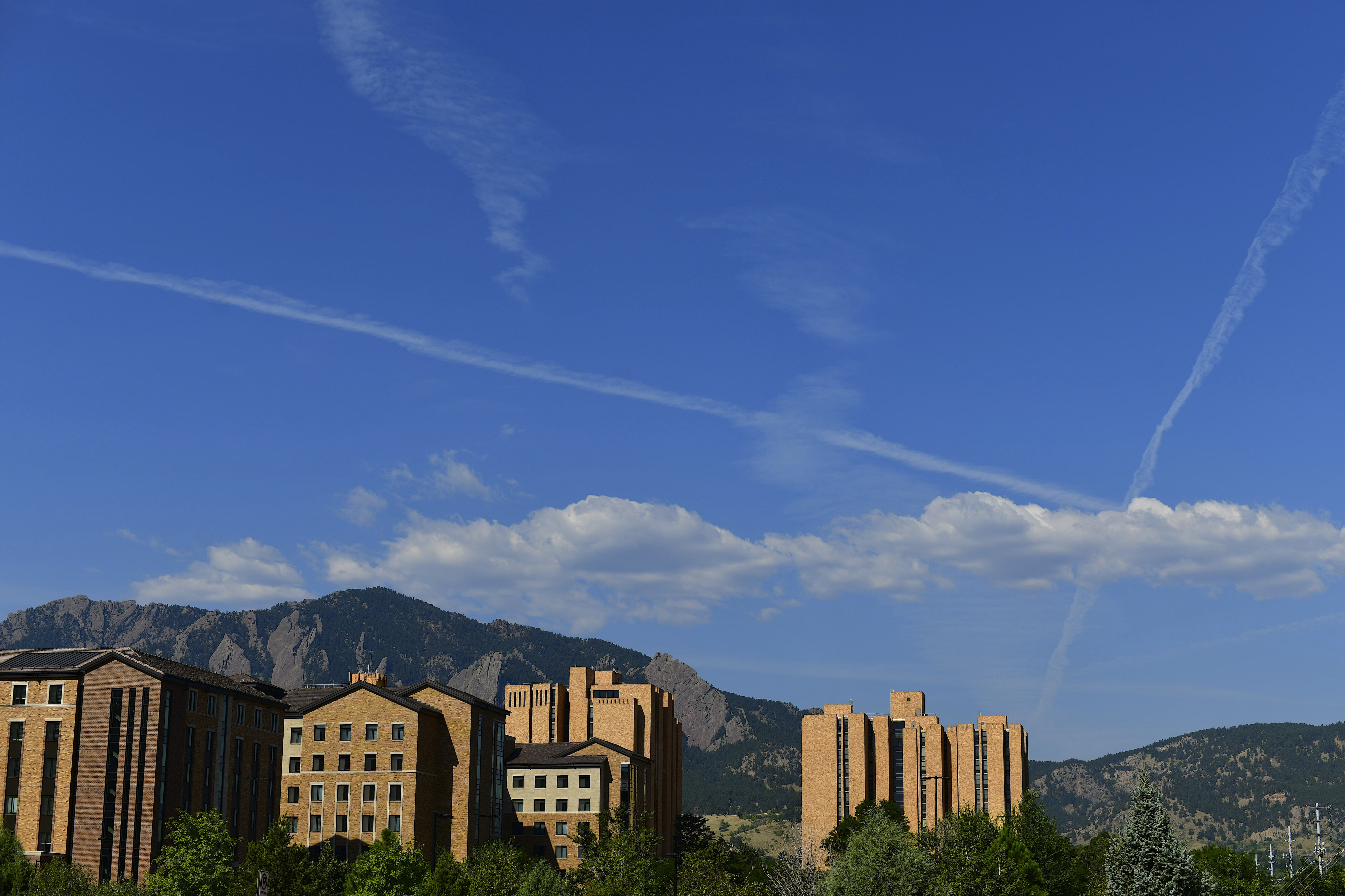 Cloud striations form above Williams Village East dormitory at University of Colorado Boulder while incoming freshmen move in on August 18, 2020 in Boulder, Colorado. (Mark Makela/Getty Images)