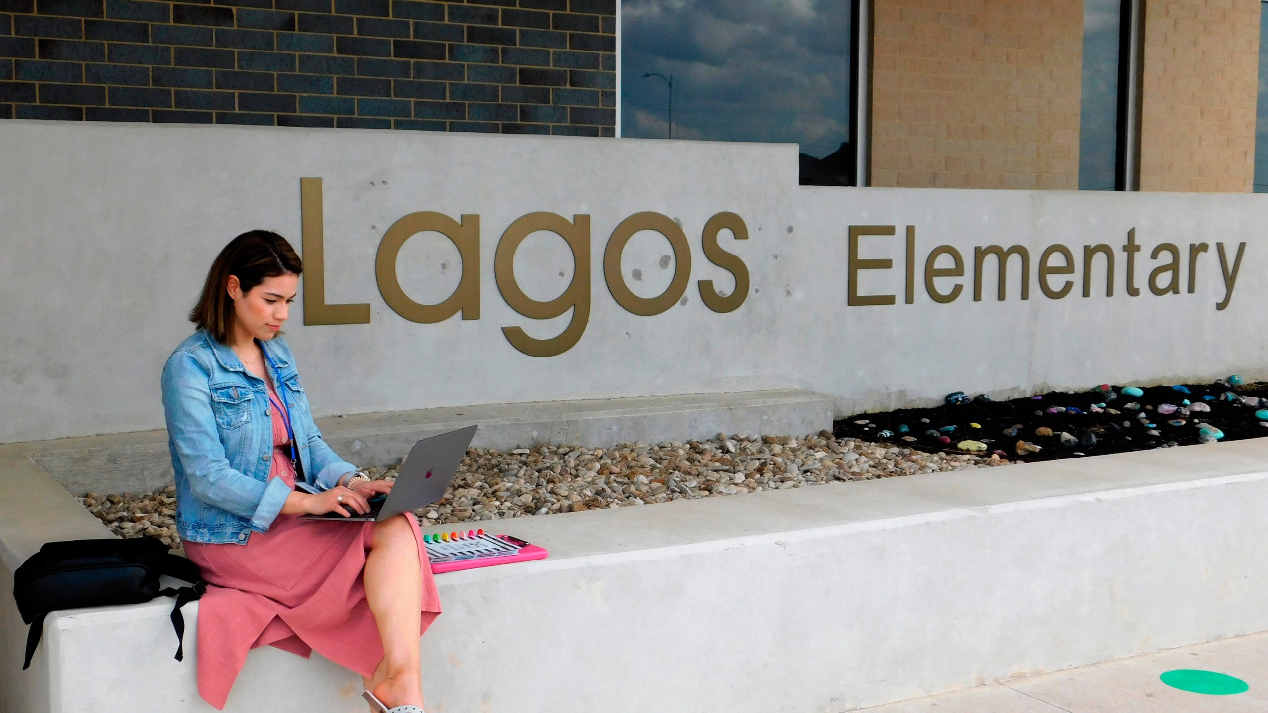 First-year teacher Cindy Hipps sits outside of Lagos Elementary School, at Manor Independent School District campus east of Austin, Texas where she has taught first grade in a virtual and in-person hybrid classroom during the COVID-19 pandemic. (Acacia Coronado/Report for America via AP)