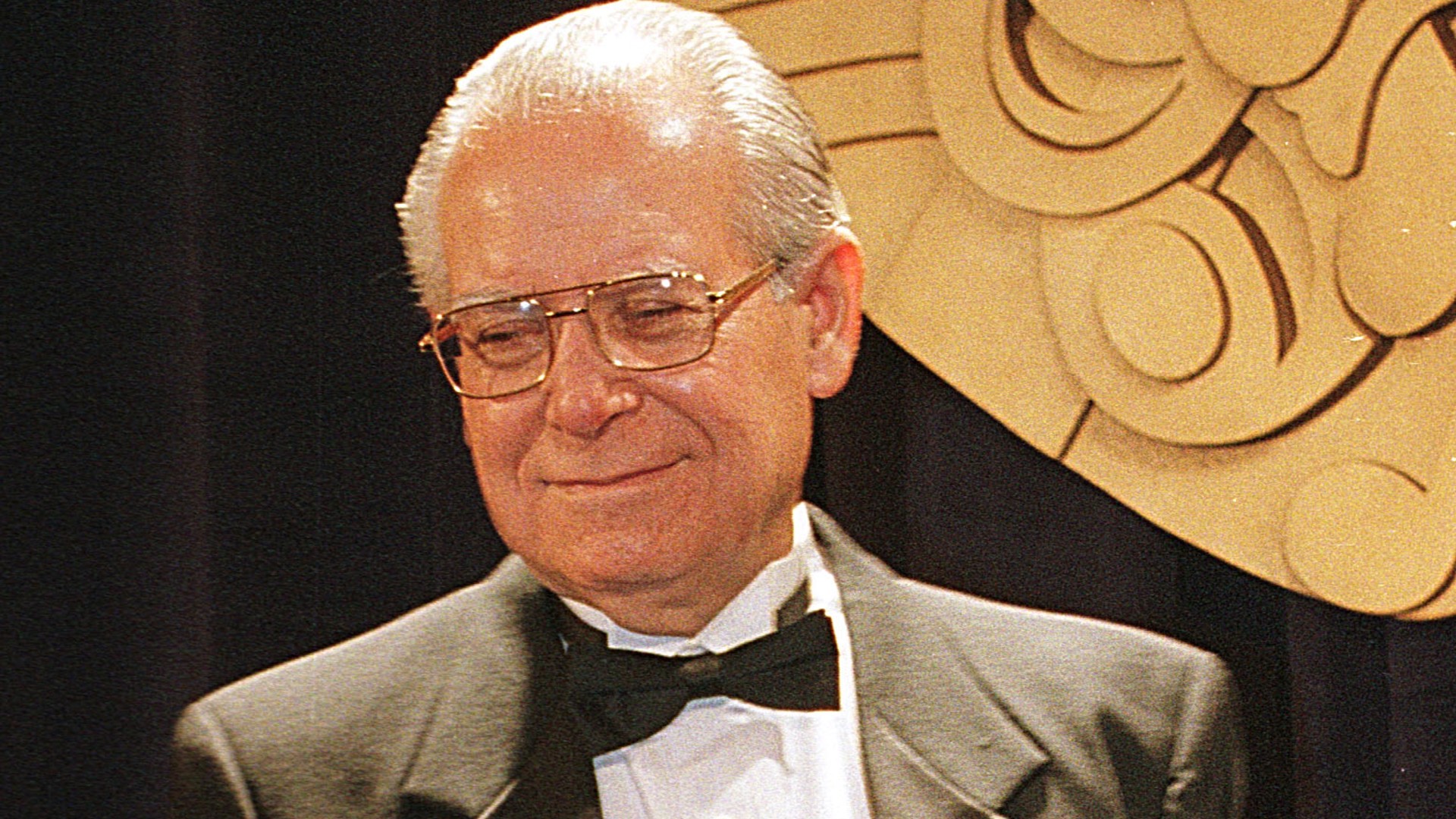 Hispanic Heritage Award winner Cruz Reynoso poses for photographers at the Hispanic Heritage Awards September 7, 2000 in Washington D.C. (Michael Smith/Newsmakers)