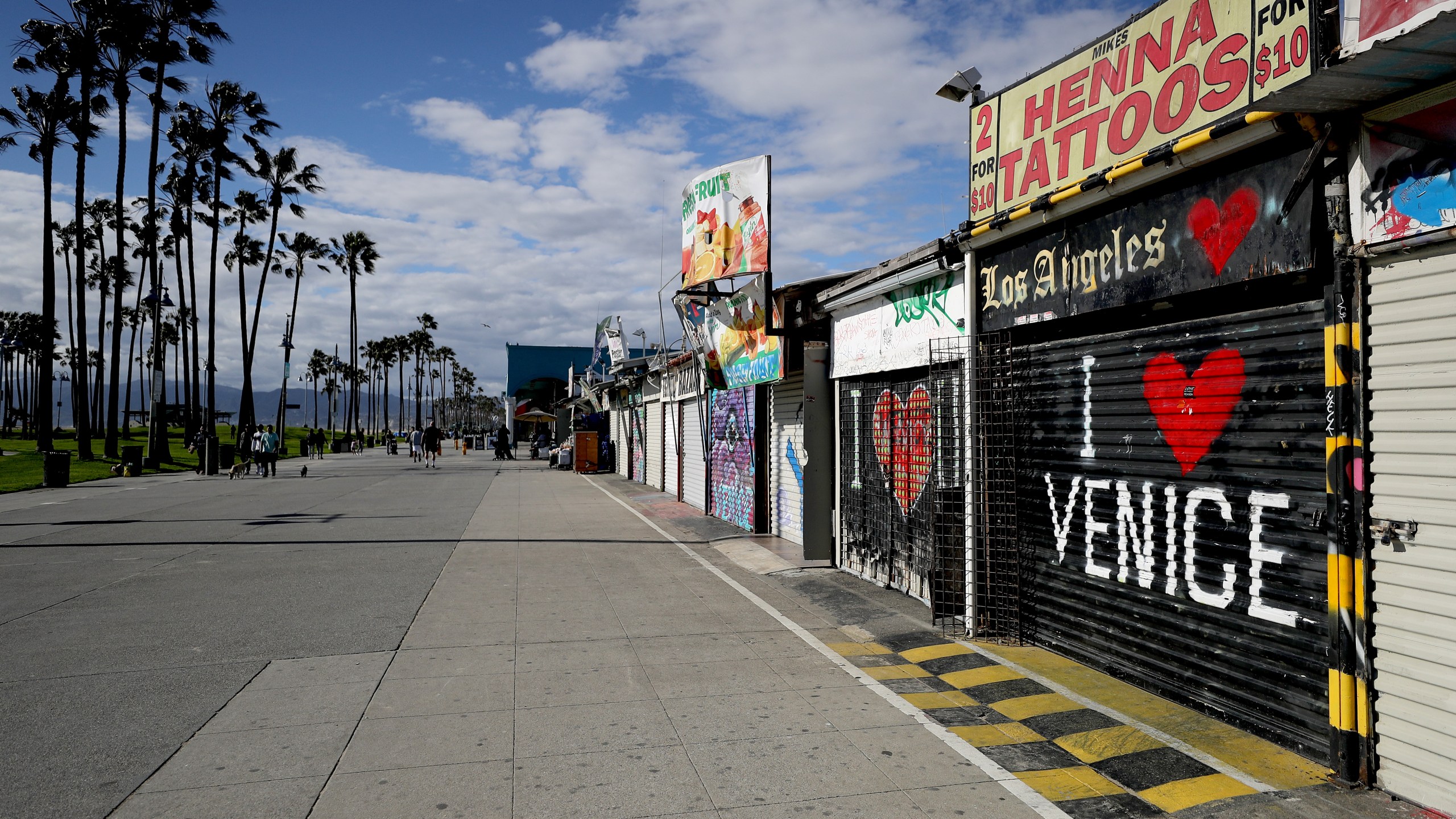 Many shops stand shuttered on the Venice Beach boardwalk on March 23, 2020, in Venice, California. (Mario Tama/Getty Images)