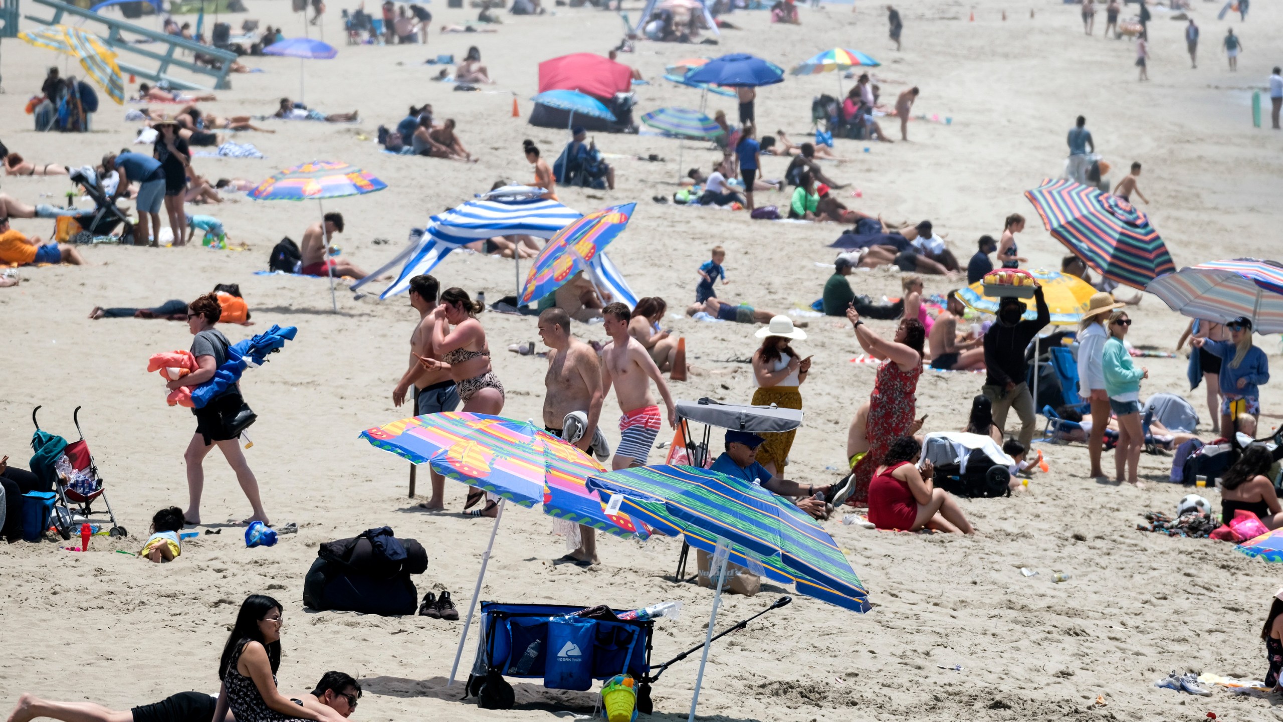 Beachgoers try to beat the heat at Santa Monica Beach on Wednesday, June 16, 2021, in Santa Monica, Calif. (AP Photo/Ringo H.W. Chiu)