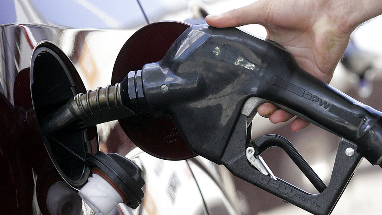 A gasoline station attendant pumps gas in this July 13, 2006 file photo in Portland, Ore. (AP Photo/Rick Bowmer, file)