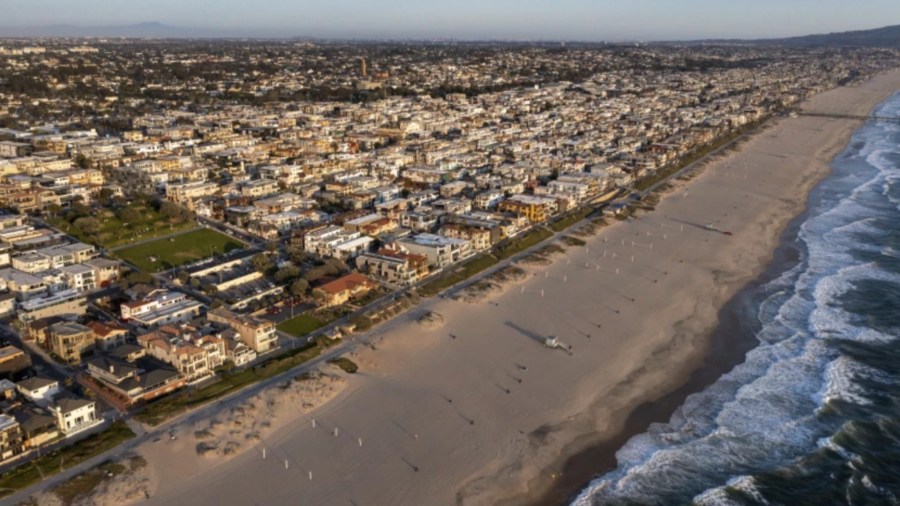 Manhattan Beach is shown March 24. There is no threat of a tsunami following Wednesday night’s magnitude 8.2 earthquake in the ocean off Alaska.(Allen J. Schaben / Los Angeles Times)