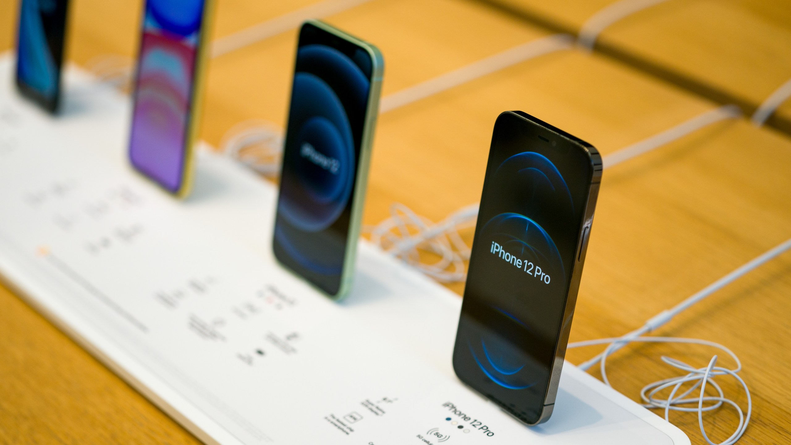 The new iPhone 12 and iPhone 12 Pro on display during launch day on October 23, 2020 in London, England. (Ming Yeung/Getty Images)