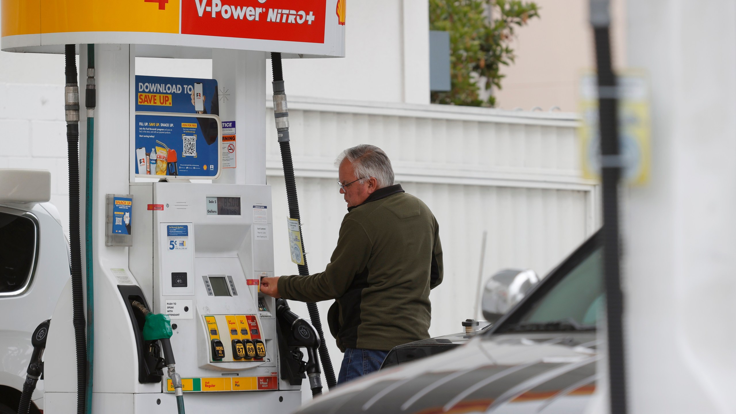 A customer prepares to pump gas at a Shell station on July 12, 2021 in San Francisco. (Justin Sullivan/Getty Images)