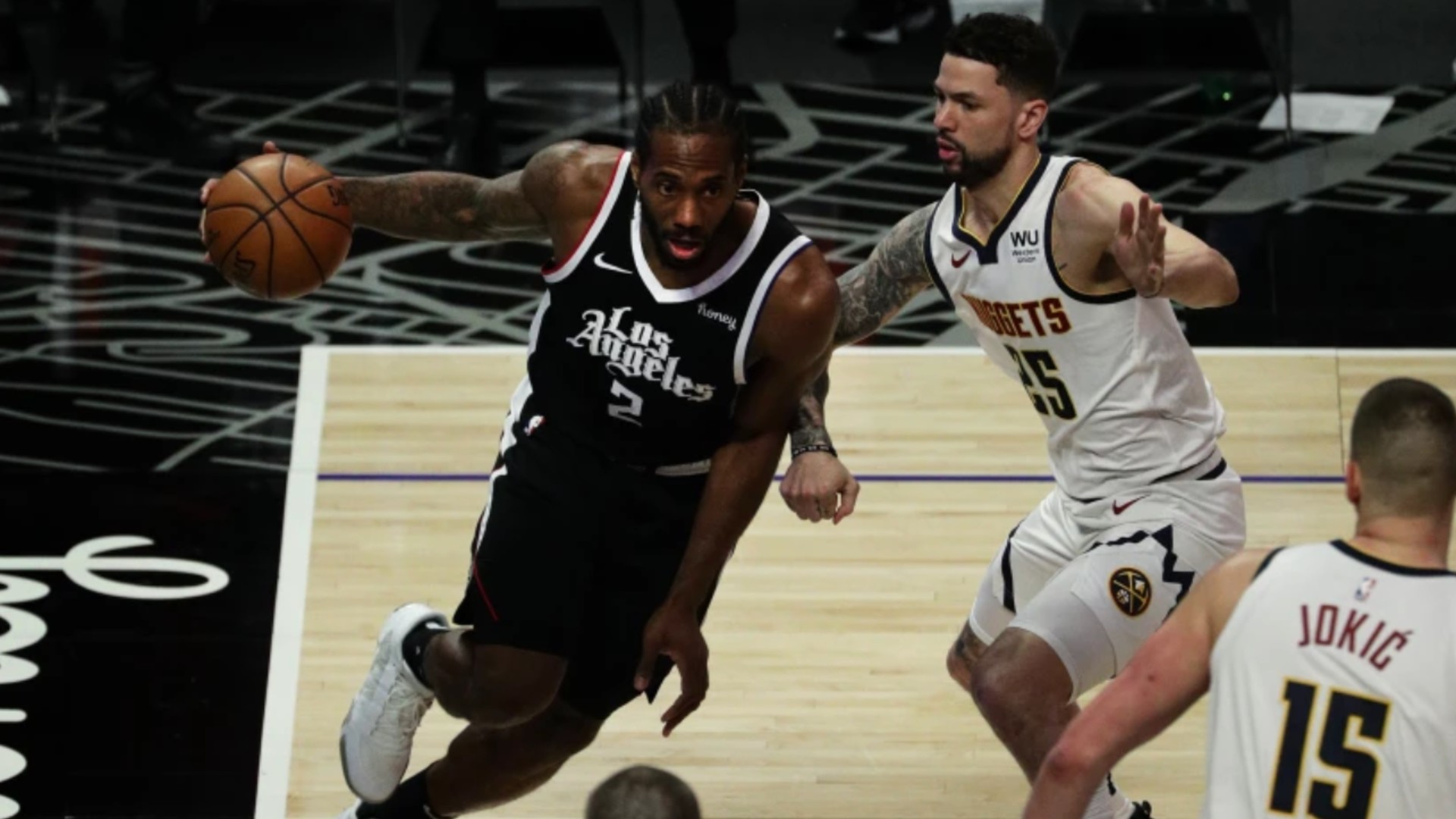 Clippers forward Kawhi Leonard drives the baseline against Utah.(Gina Ferazzi/Los Angeles Times)