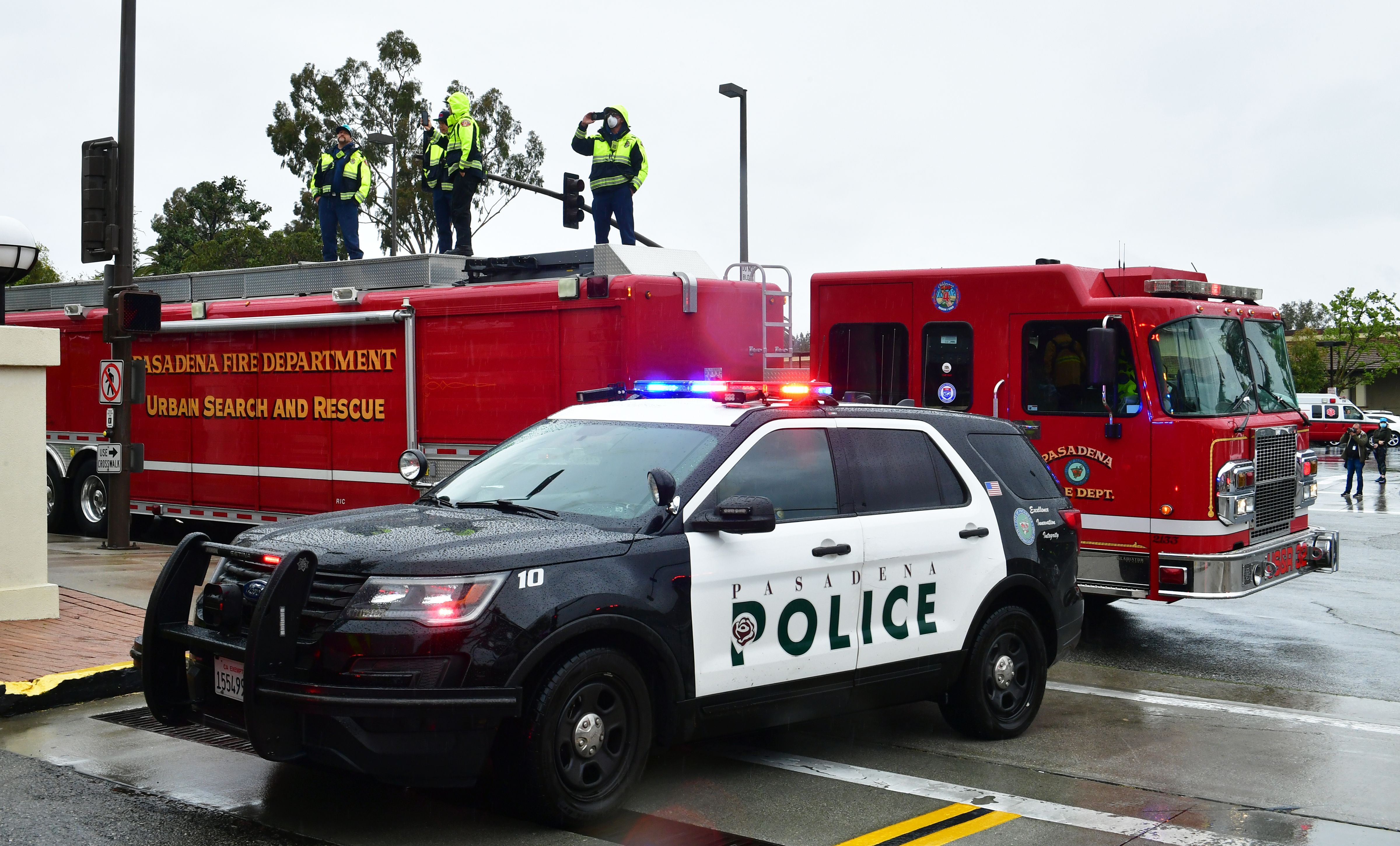 Pasadena police and fire department personnel flash emergency lights and blast their sirens in front of Huntington Hospital in Pasadena on April 9, 2020. (Frederic J. Brown / AFP via Getty Images)