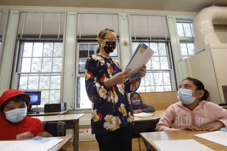 Dorene Scala teaches third grade during summer school at Hooper Avenue School in South L.A. (Carolyn Cole / Los Angeles Times)