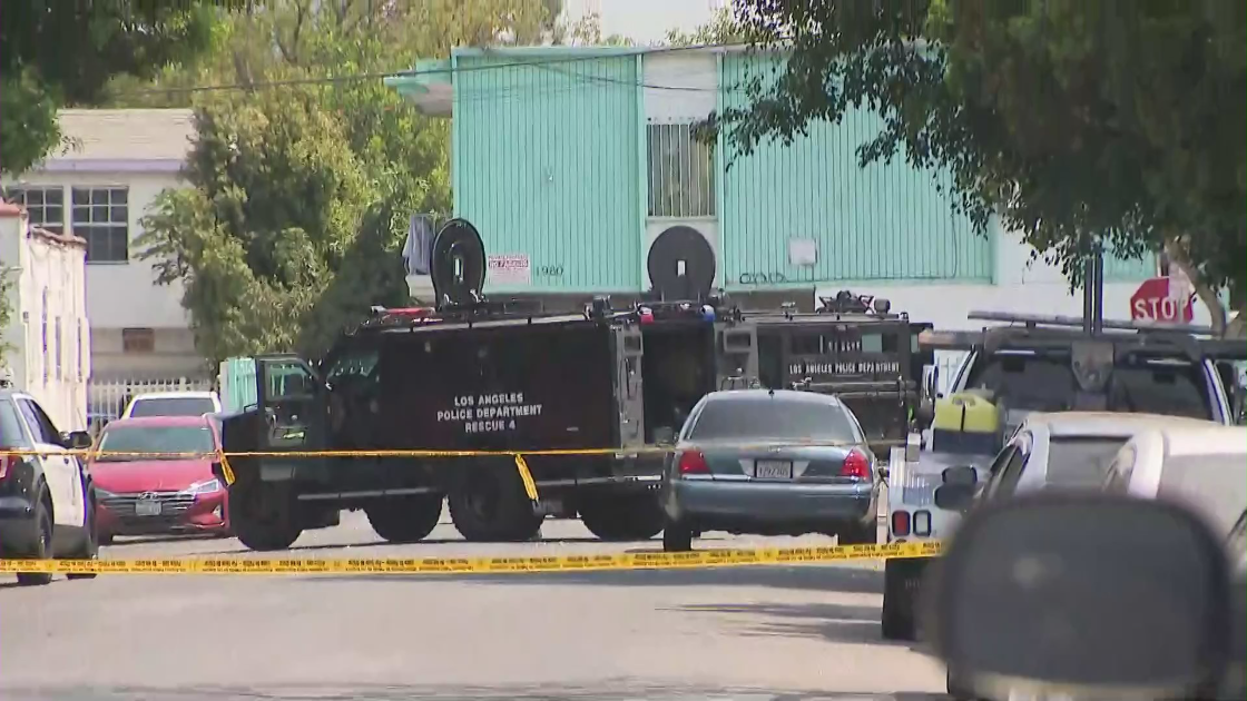 LAPD officials respond to a barricaded suspect in Pico-Union on Aug. 25, 2021. (KTLA)