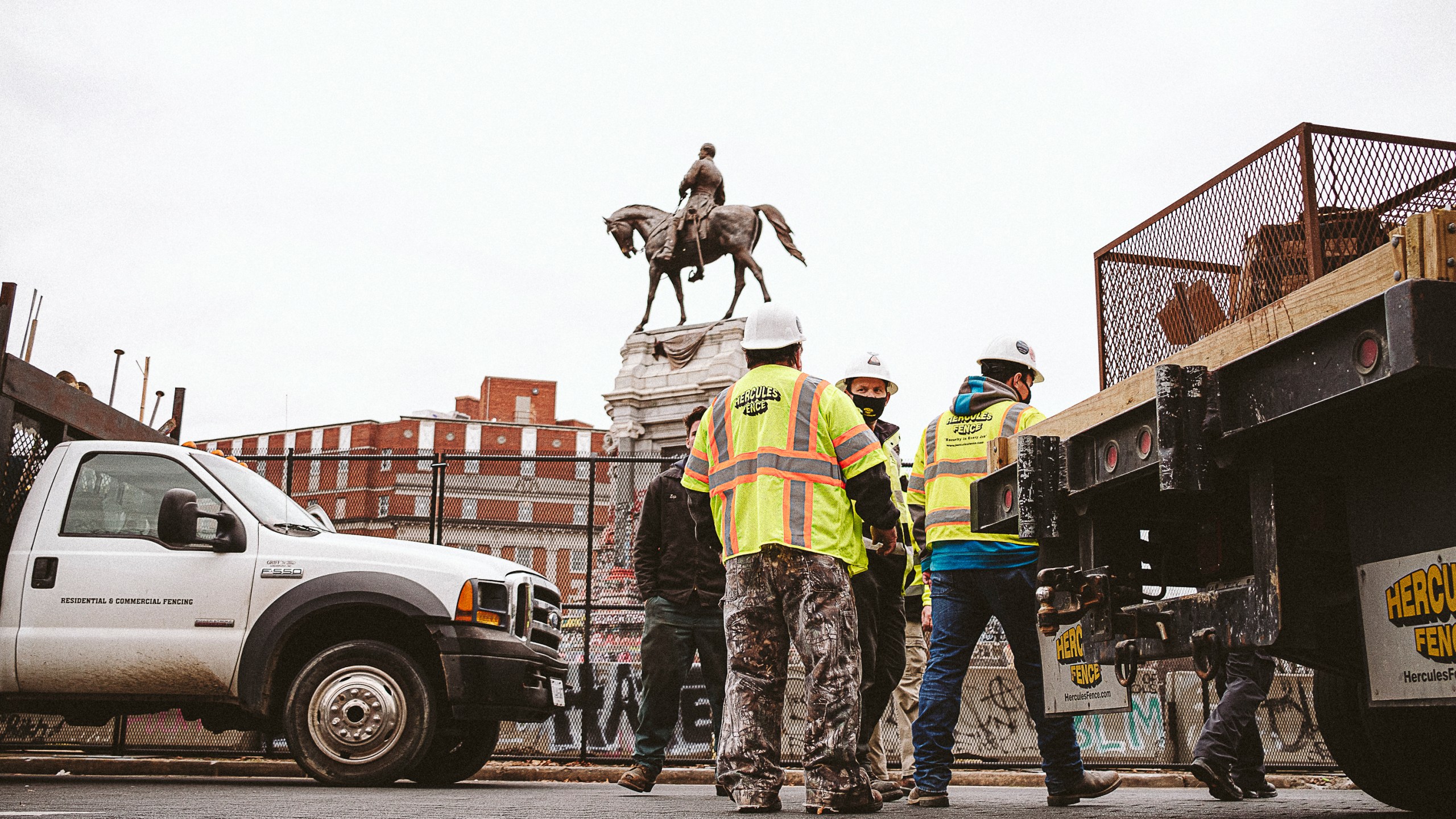 Workers install a fence around the Robert E. Lee monument on Jan. 25, 2021 in Richmond, Virginia. (Eze Amos/Getty Images)