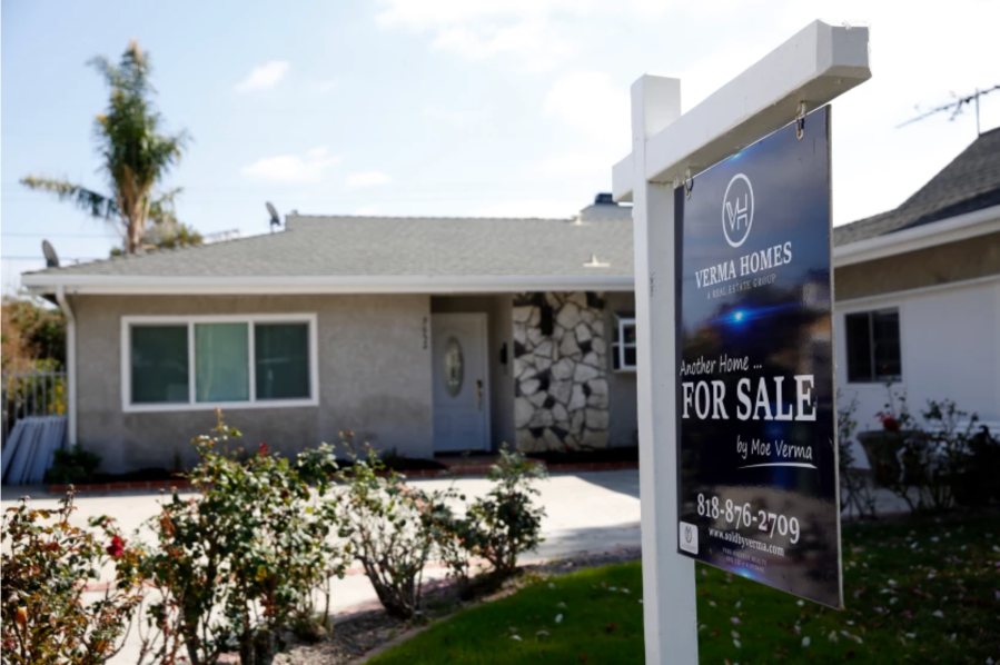 A house for sale is seen in Chatsworth in 2020.(Dania Maxwell / Los Angeles Times)