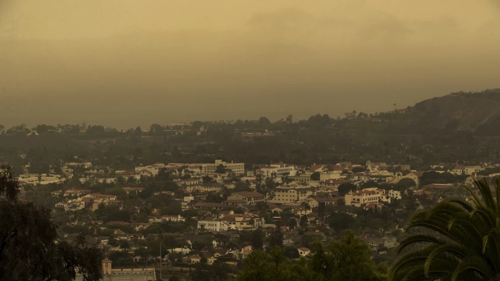 An orange haze from wildfires in Central California fills the sky in a view from Alameda Padre Serra Drive in Santa Barbara.(Mel Melcon / Los Angeles Times)