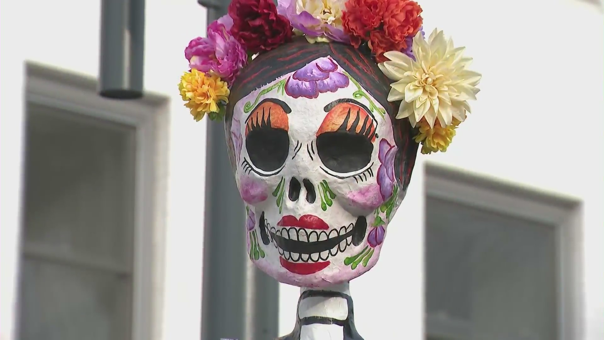 Día de los Muertos is being celebrated at the Third Street Promenade in Santa Monica on Oct. 30, 2021. (KTLA)