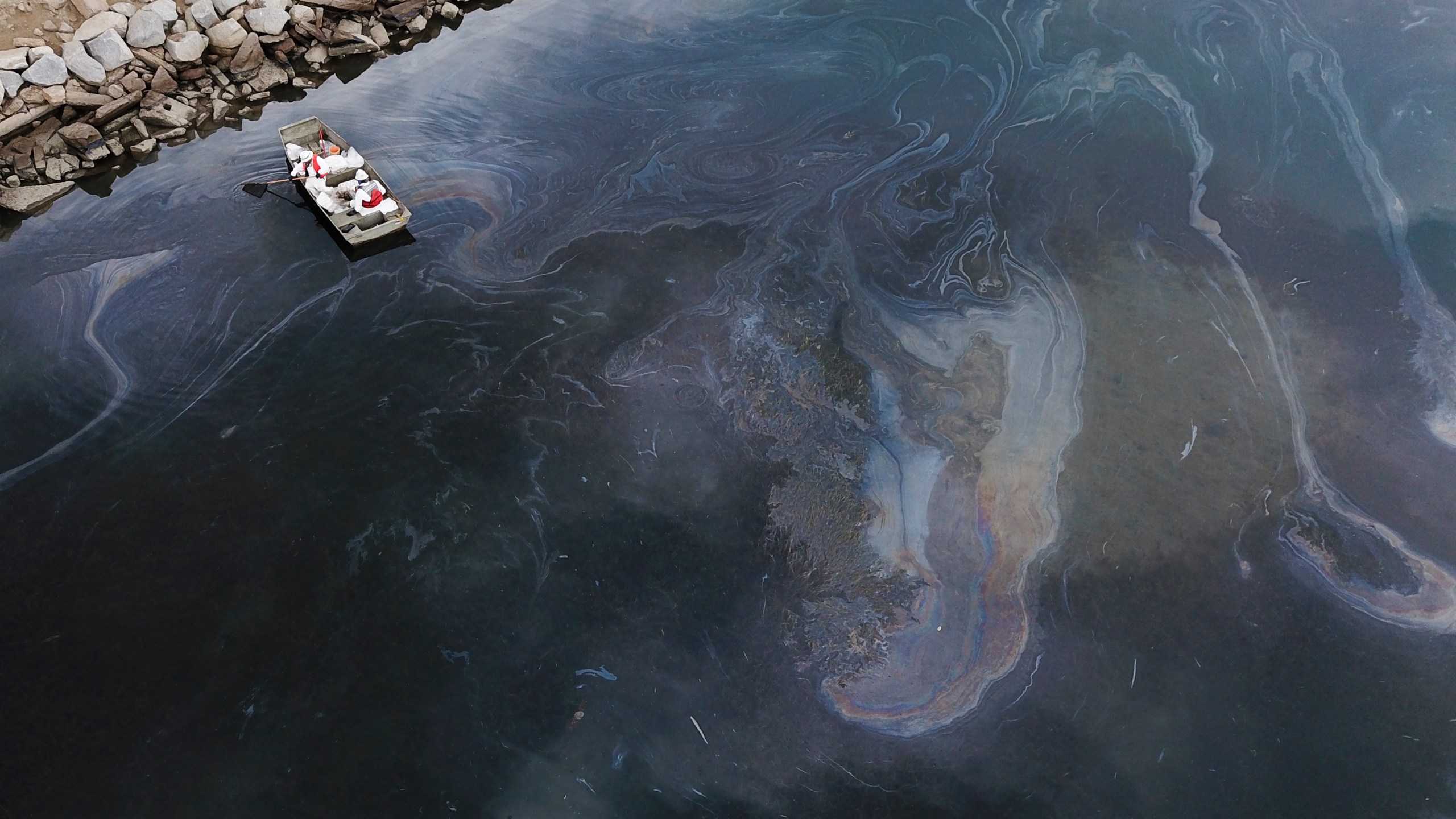 This aerial picture taken on Oct. 4, 2021 shows environmental response crews cleaning up oil that flowed near the Talbert marsh after an oil spill in the Pacific Ocean near Huntington Beach. (PATRICK T. FALLON/AFP via Getty Images)