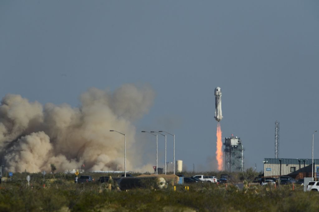 The New Shepard rocket launches on October 13, 2021, from the West Texas region, 25 miles (40kms) north of Van Horn. (Photo by Patrick T. FALLON / AFP)