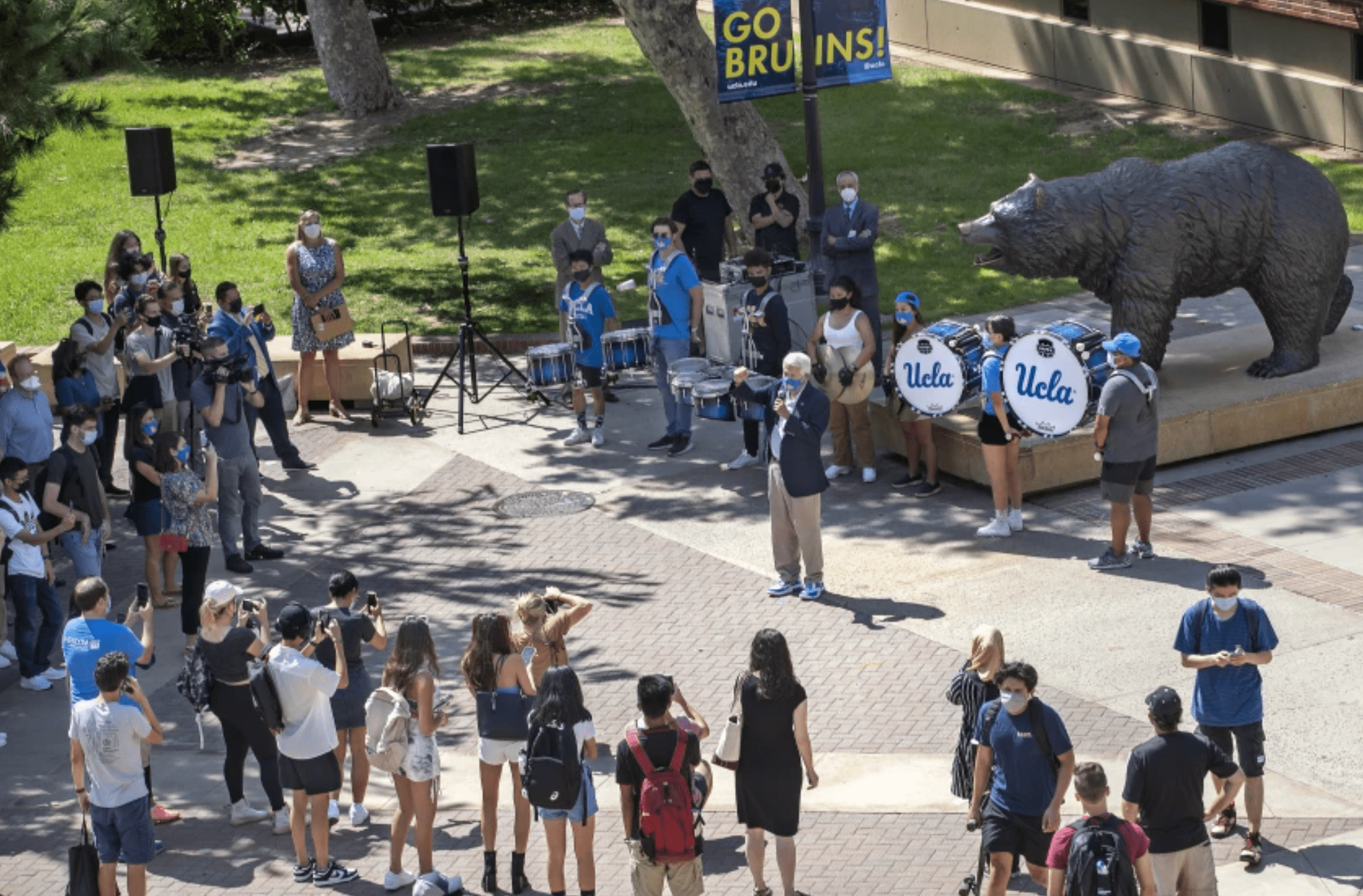 UCLA Chancellor Gene Block welcomes students to the campus on the first day of classes at UCLA.(Mel Melcon / Los Angeles Times)