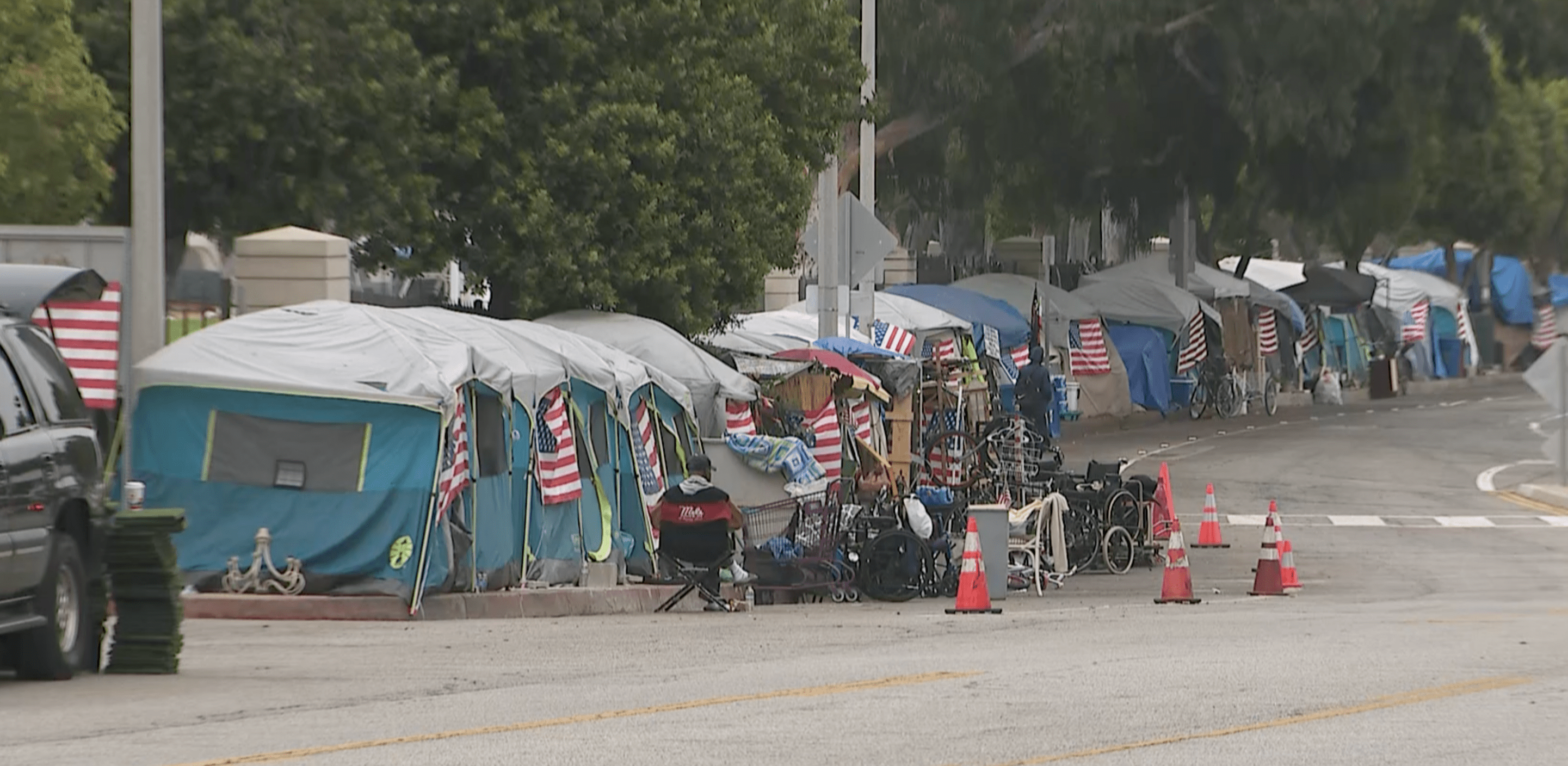 Tents line San Vicente Boulevard at "veterans row” near Brentwood. (KTLA)