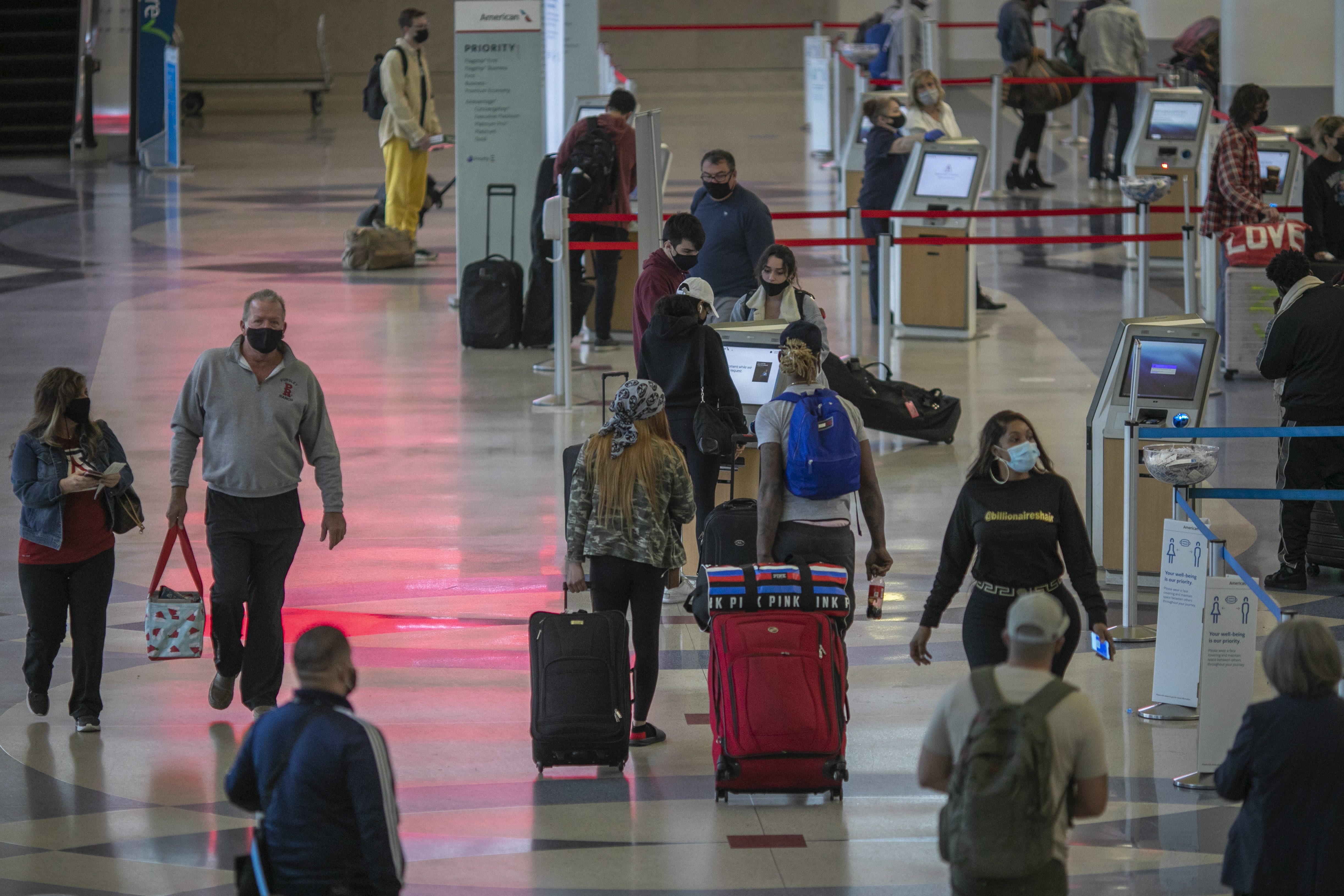 Holiday travelers pass through Los Angeles international Airport on Thanksgiving eve on Nov. 25, 2020. (David McNew/Getty Images)