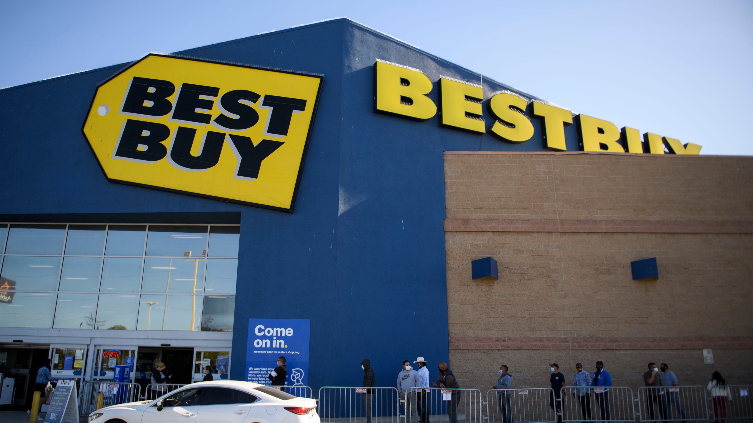 Customers wait in line to shop inside a Best Buy Co. retail store on Black Friday in Hawthorne, on Nov. 27, 2020. (PATRICK T. FALLON/AFP via Getty Images)