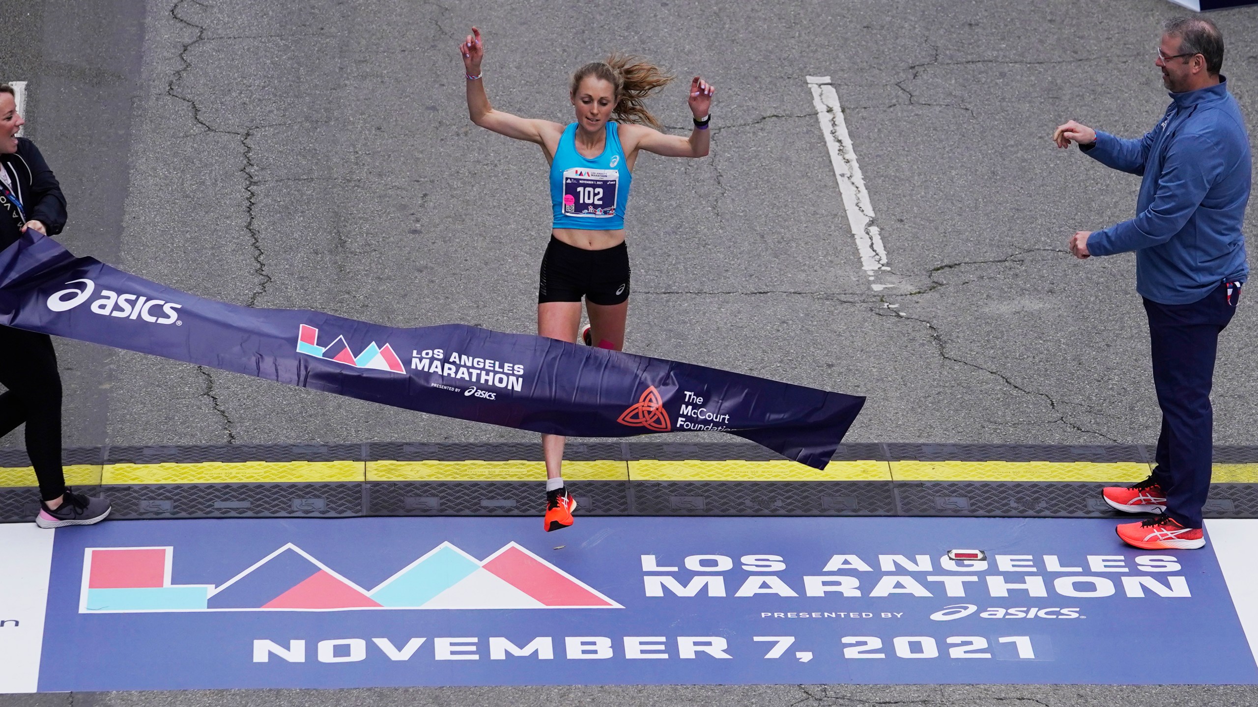 Los Marathon Elite runner Natasha Cockram, of Wales, wins the 36th Los Angeles Marathon women's race, Sunday, Nov. 7, 2021, in Los Angeles. (AP Photo/Damian Dovarganes)