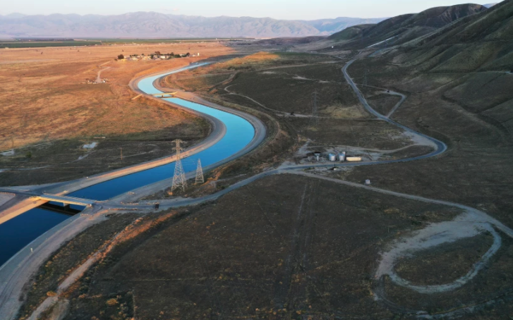 An aerial view of the California Aqueduct, near Bakersfield. The aqueduct moves water from Northern California to the state’s drier south. (Mario Tama / Getty Images)