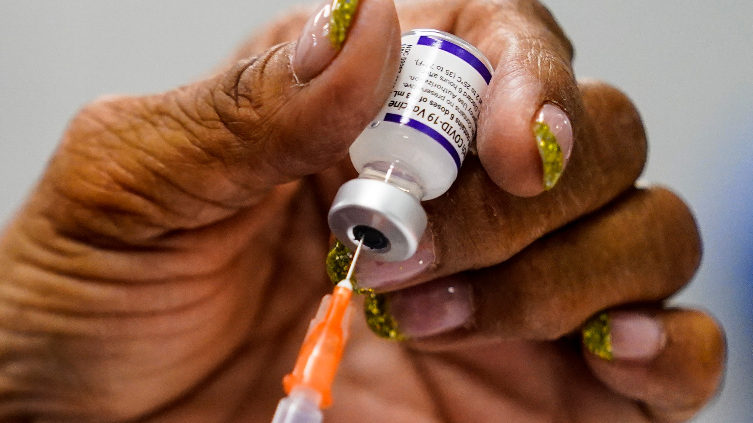 A syringe is prepared with the Pfizer COVID-19 vaccine at a vaccination clinic at the Keystone First Wellness Center in Chester, Pa., on Dec. 15, 2021. (Matt Rourke/Associated Press)