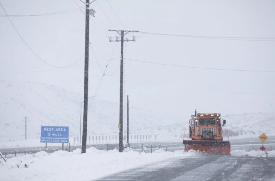 A snowplow clears Gorman Post Road on Thursday as a passing cold storm closed the 5 Freeway through the Grapevine.(Myung J. Chun/Los Angeles Times)