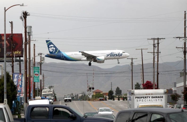 An Alaska Airlines plane crosses Vineland Avenue in North Hollywood as it prepares to land at Hollywood Burbank Airport in July 2019.(Raul Roa/Times Community News)