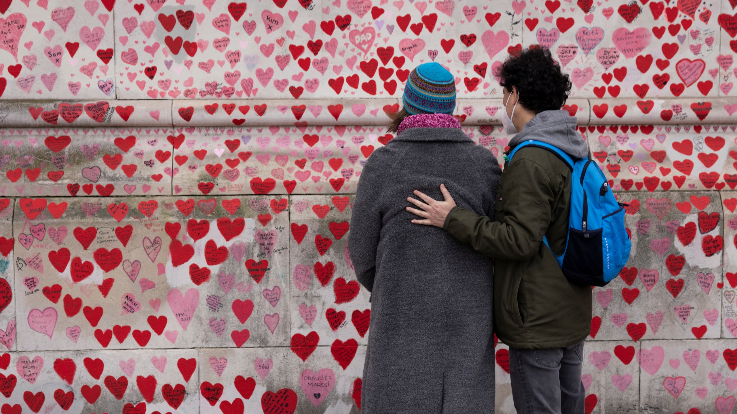 A wall of remembrance for COVID-19 victims is seen near a hospital on Jan. 7, 2022 in London, England. (Dan Kitwood/Getty Images)