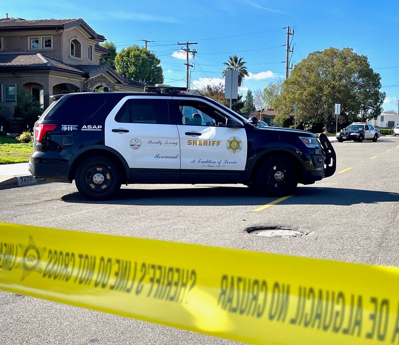 Los Angeles County Sheriff's Department officials remain at the scene of a homicide investigation on Jan. 1, 2022. (KTLA)