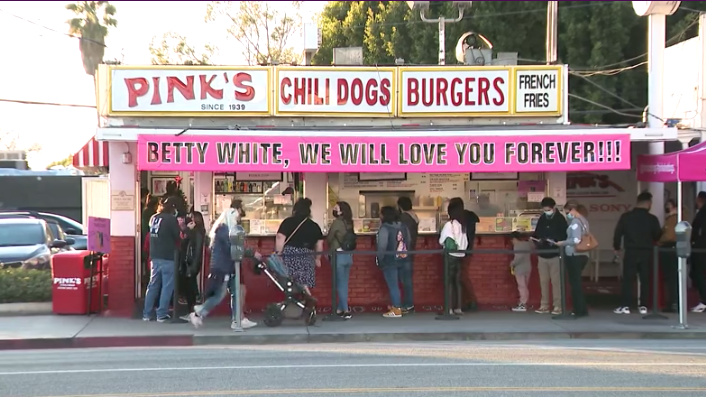 A sign honoring the late Betty White adorns Pink's Hot Dogs on Jan. 3, 2021. (KTLA)