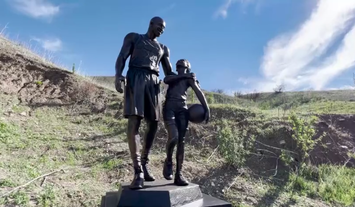 A statue showing Kobe and Gianna Bryant was erected on Jan. 26, 2022, at the Calabasas helicopter crash site where they died. (KTLA)