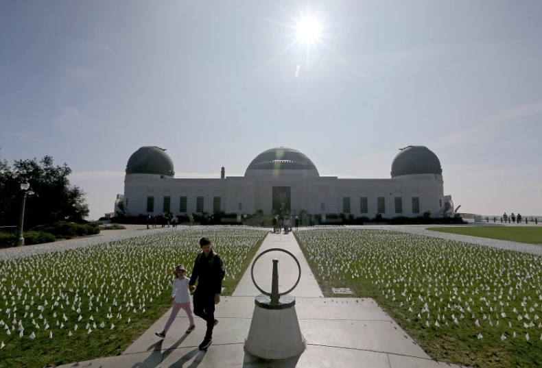 Flags memorialize Los Angeles victims of COVID-19 at Griffith Observatory in November 2021. (Luis Sinco/Los Angeles Times)